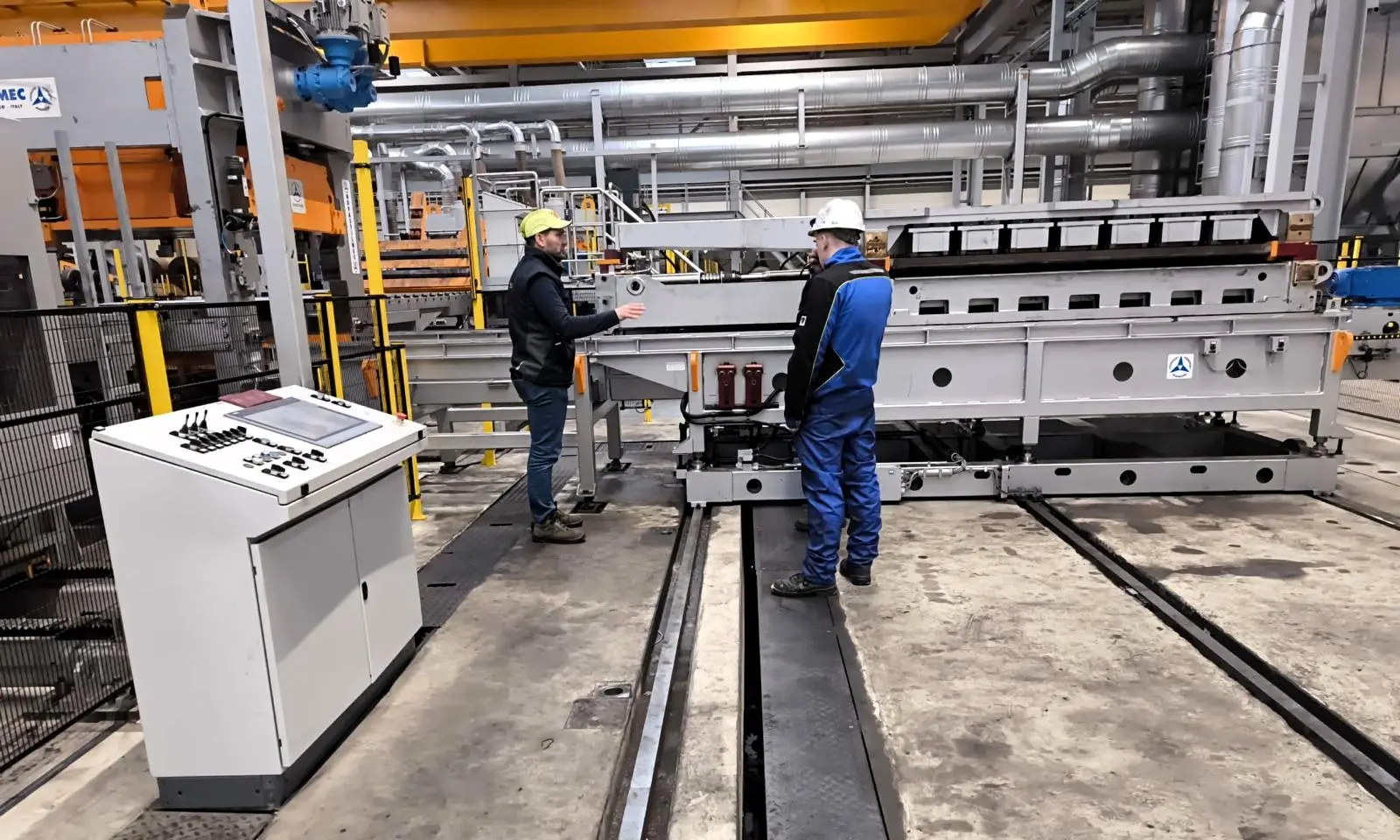 Abstimmung zwischen LupenRhein-Mitarbeiter und Ansprechpartner des Kunden in der Produktionshalle