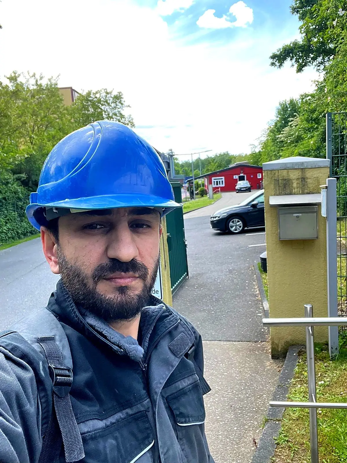 Mitarbeiter mit Schutzhelm im Industrieeinsatz
