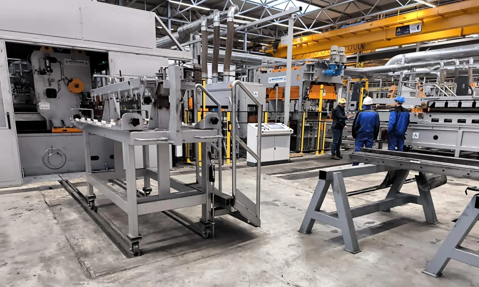 Produktionshalle mit Mitarbeitern von LupenRhein im Hintergrund