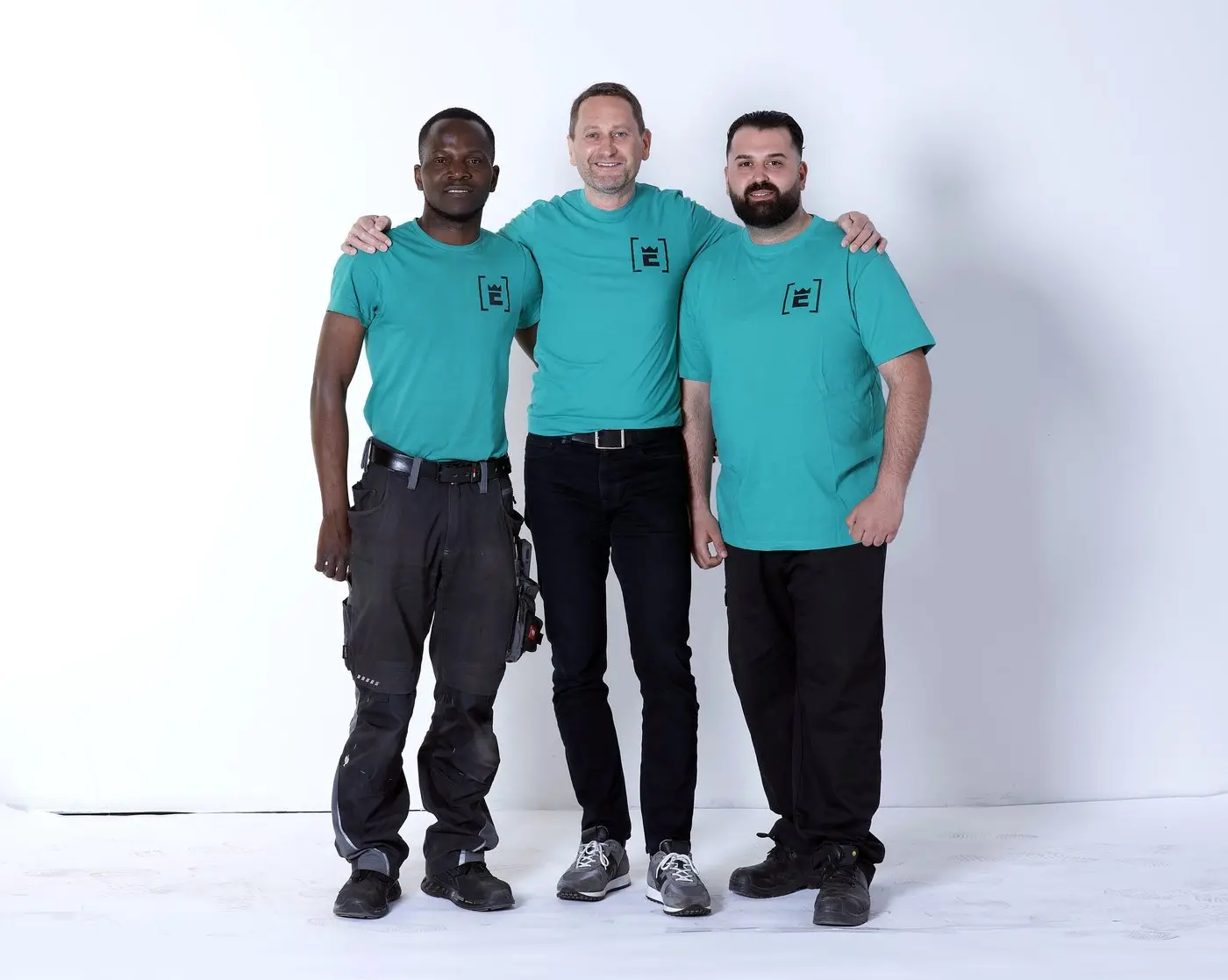 Engin und Ahmed, Lagermitarbeiter von LupenRhein, mit einem Kollegen von Raecks