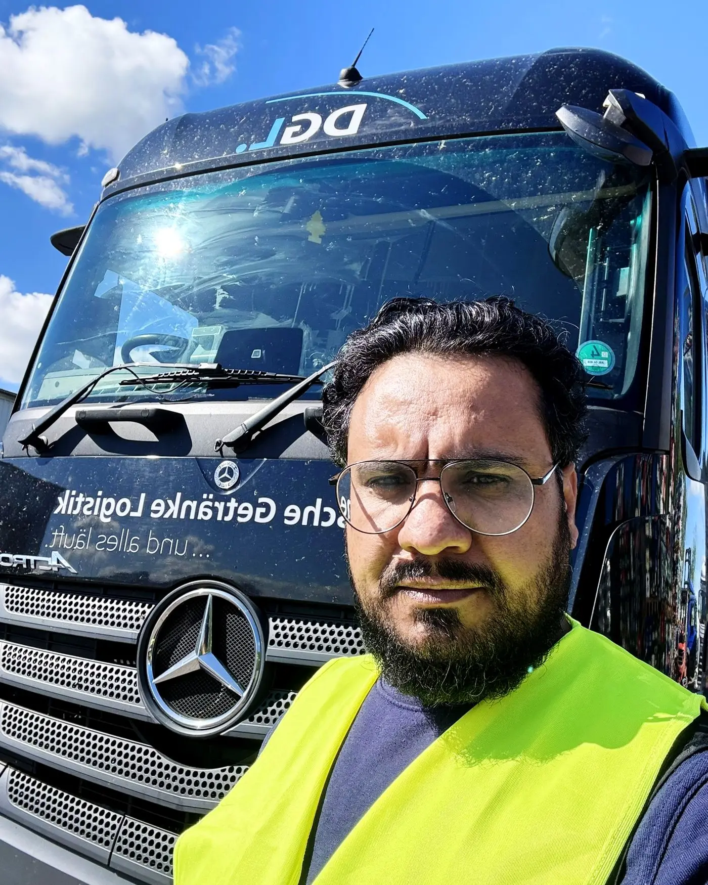 Remah, vermittelter LKW-Fahrer, vor seinem DGL-Lkw