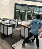 Mitarbeiter im LupenRhein-Shirt verlädt Wagen
