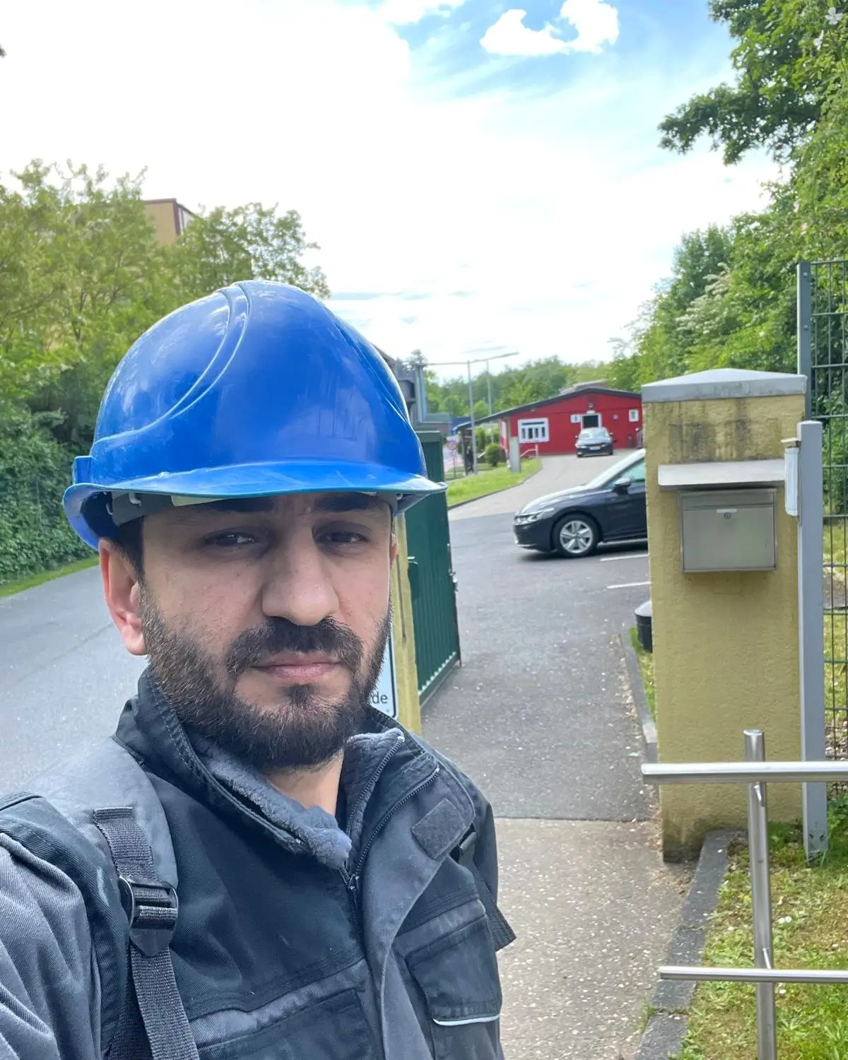 Yousif, Industriehelfer bei LupenRhein, mit Schutzhelm